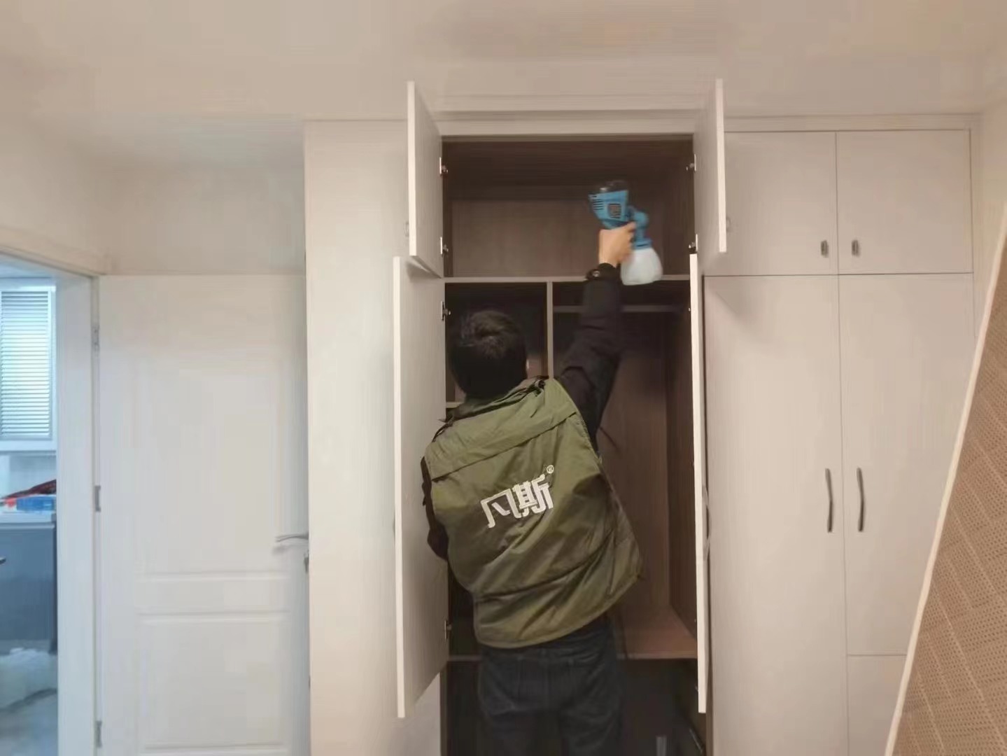 衣柜甲醛异味大，哪些方法更适合除甲醛呢