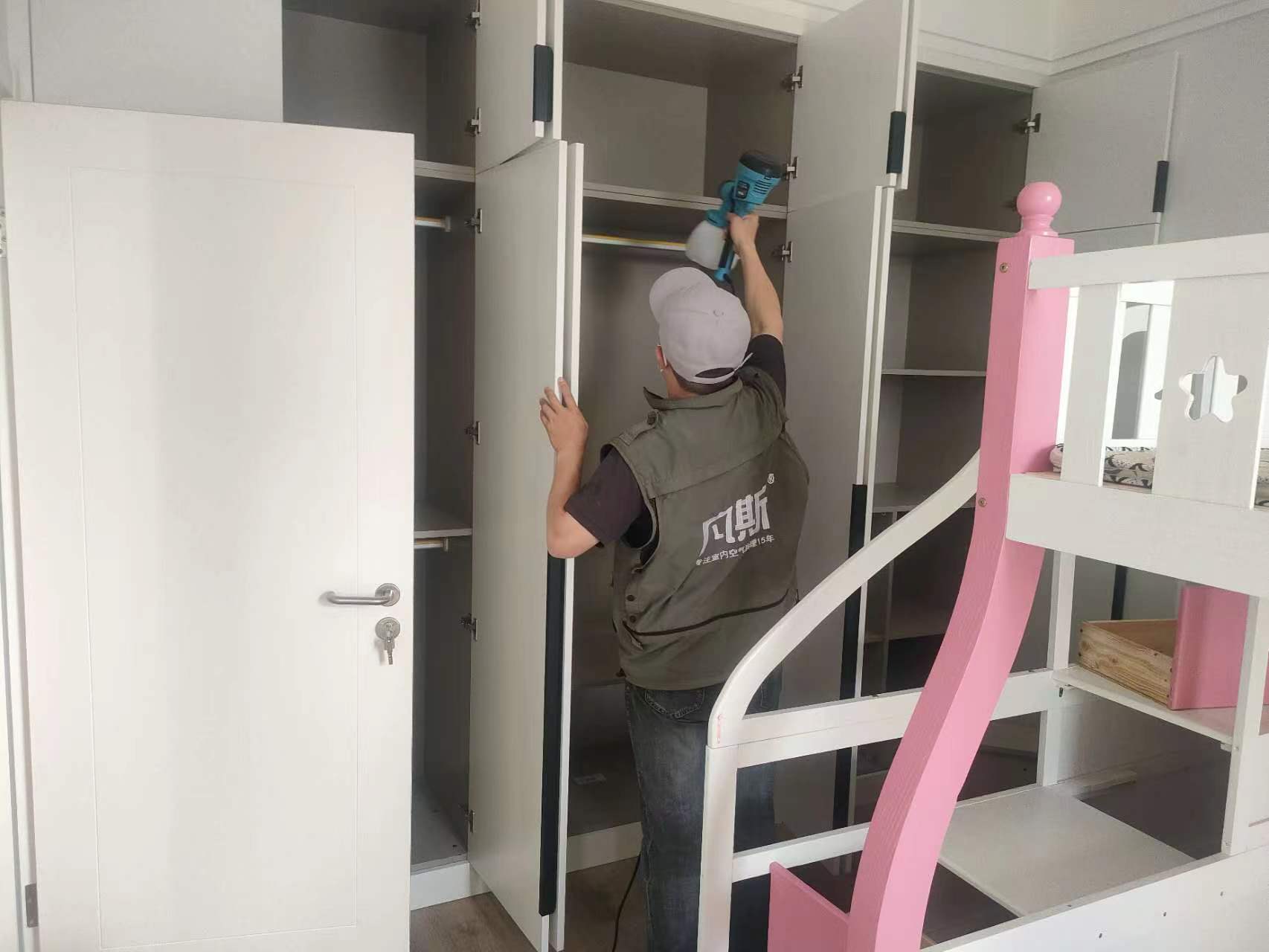 新买的衣柜味道很大，是不是甲醛超标了